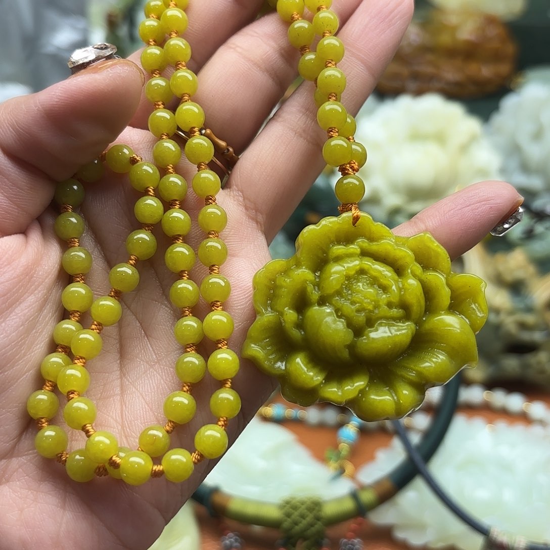 蛇纹石玉未镶嵌颈饰