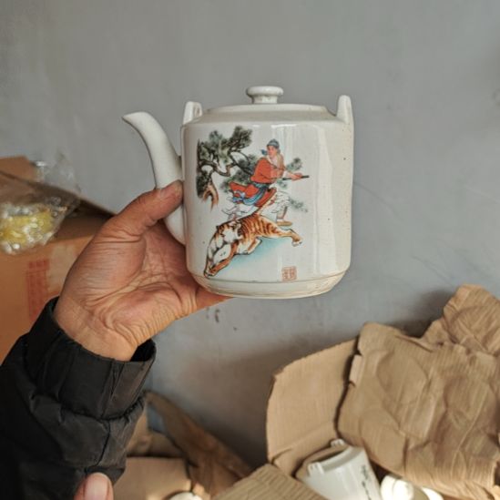 库存微瑕武松打虎提梁壶