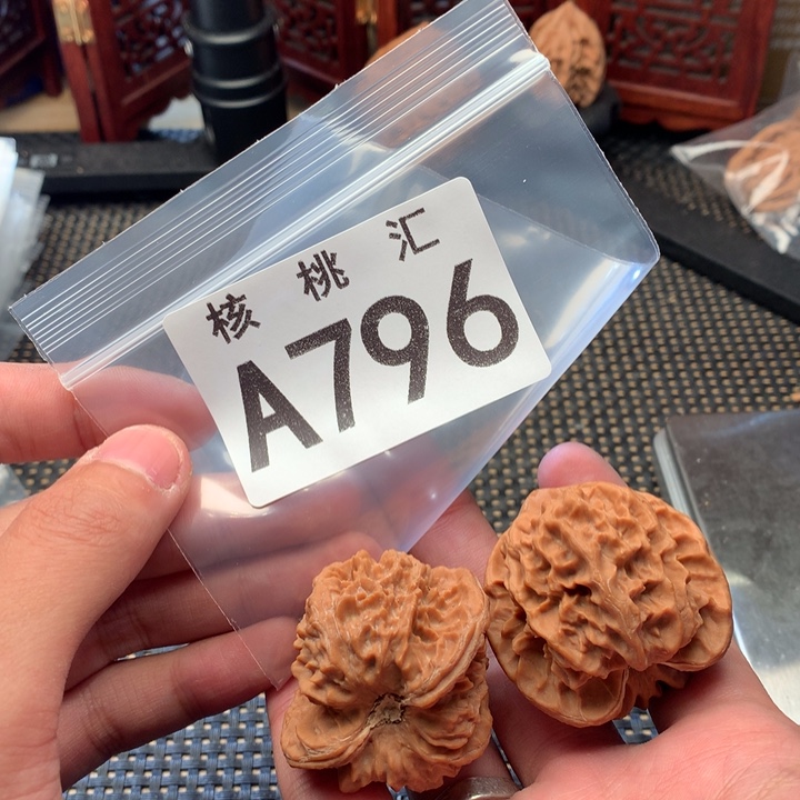 文玩核桃吊坠大龙