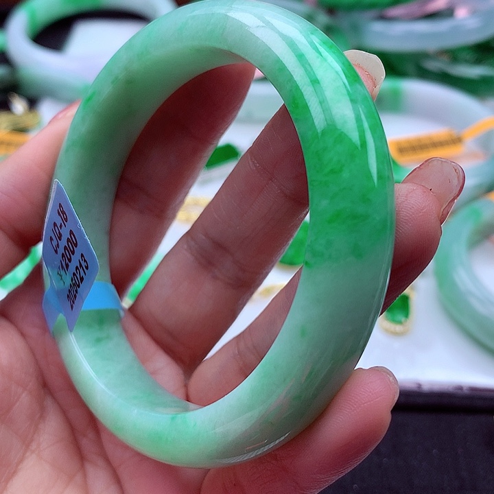 翡翠手镯未镶嵌翡翠