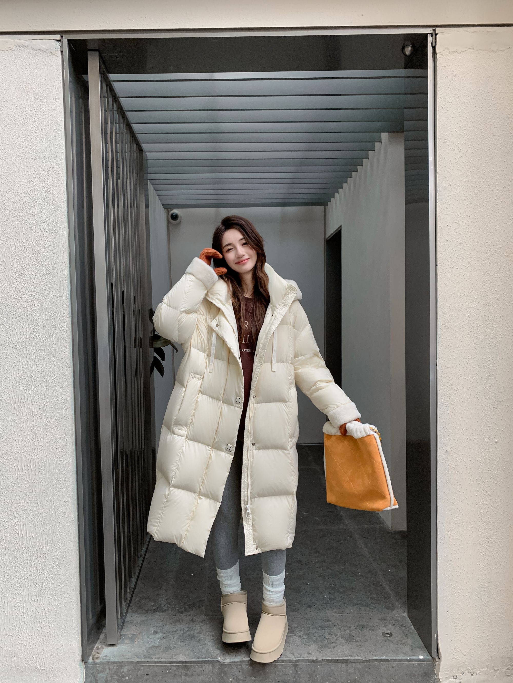 冬季加厚保暖95%白鸭绒时尚泡芙连帽休闲女士长款羽绒服Y24207