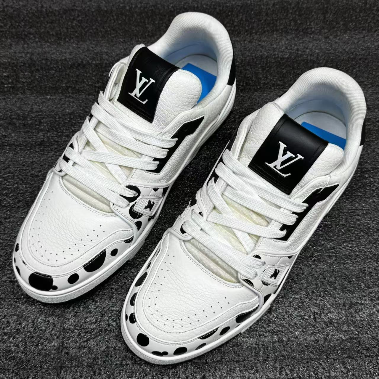 【海蜀黍特惠】LouisVuitton/路易威登黑白草间弥生配色Trainer板鞋