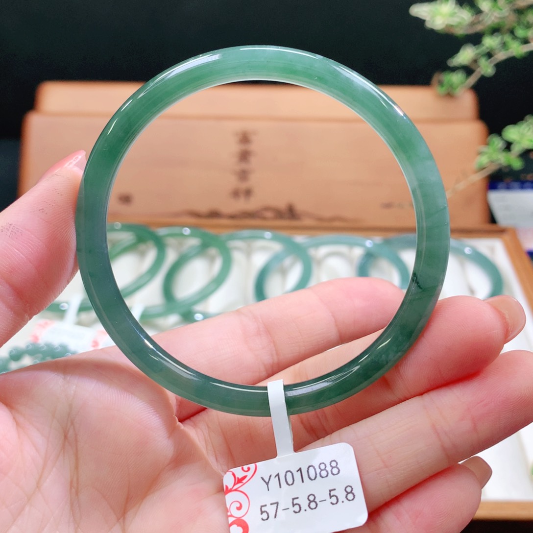 翡翠手镯未镶嵌天然