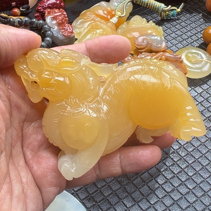 石英质玉（黄龙玉）颈饰未镶嵌