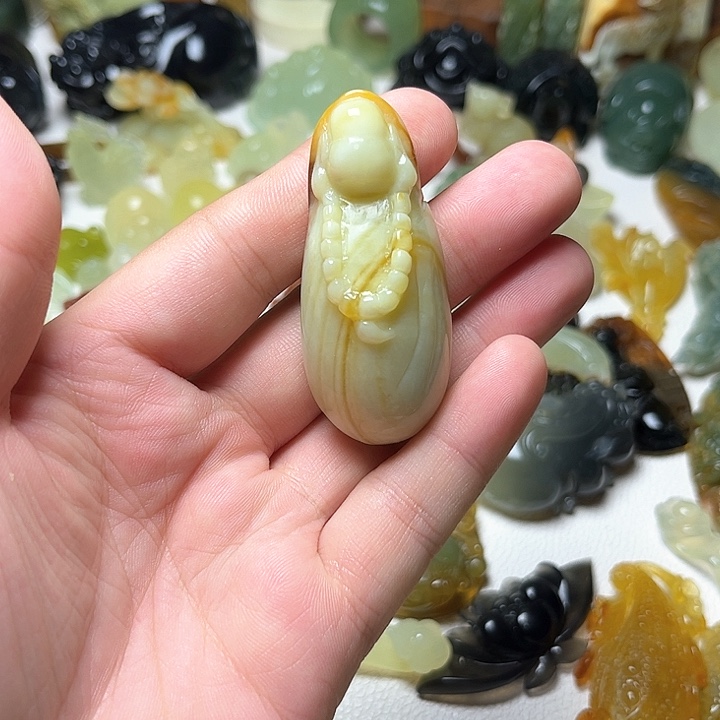 未镶嵌蛇纹石玉颈饰结***人