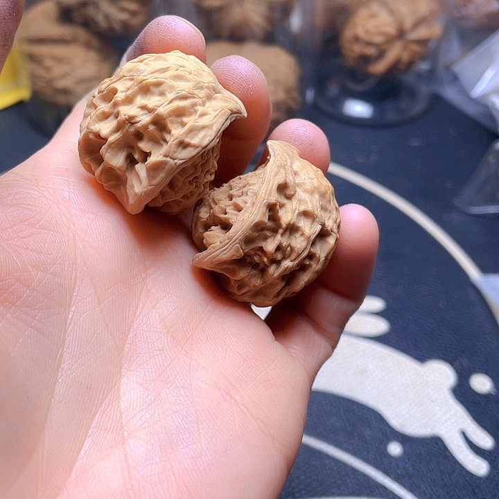 文玩核桃吊坠蛇头一对