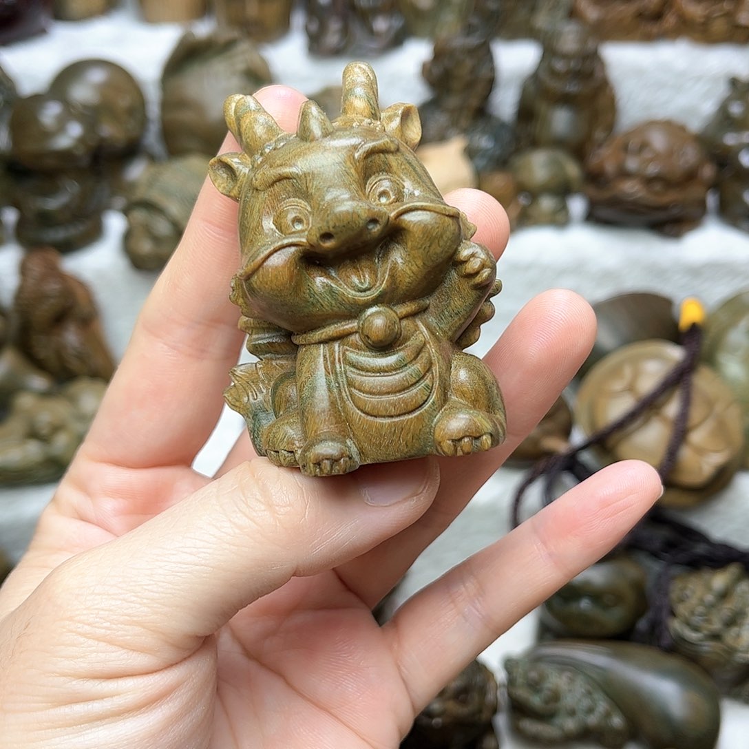 维腊木（绿檀）新****铺龙手把件