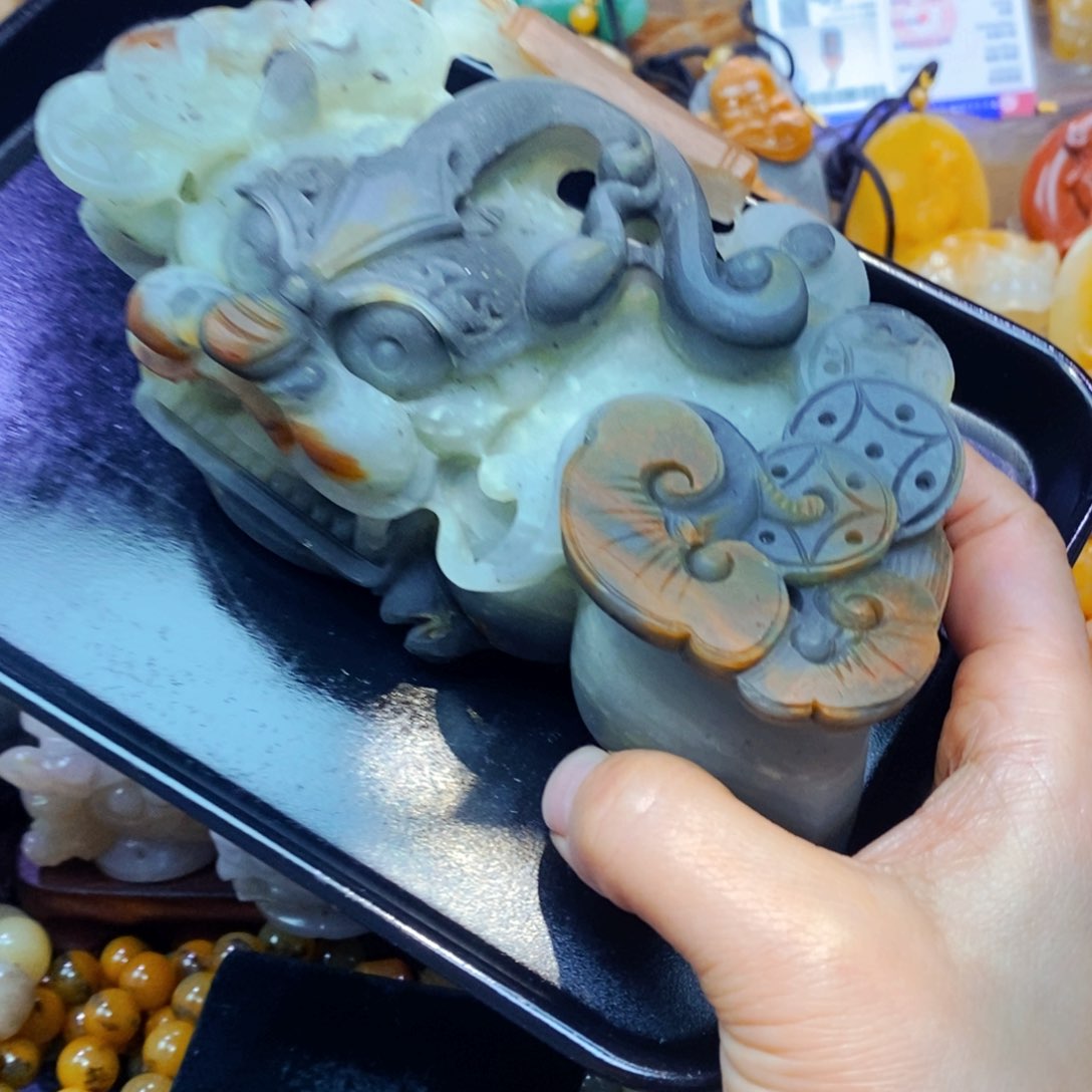 未镶嵌石英质玉（黄龙玉）颈饰