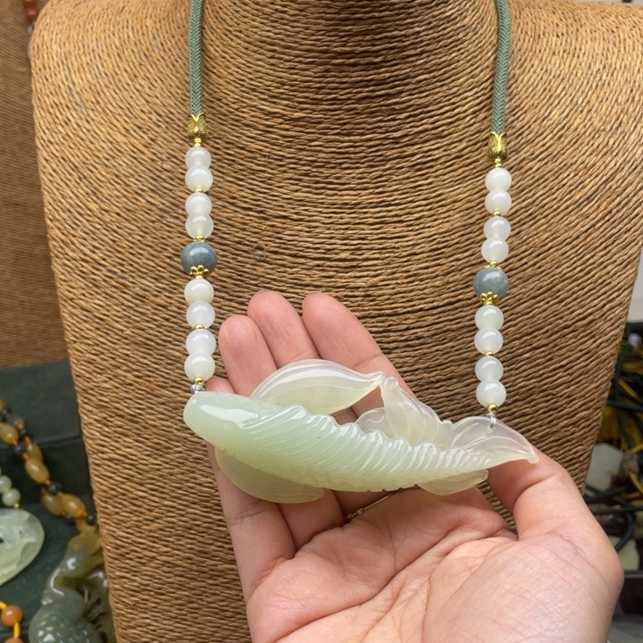 蛇纹石玉吊坠合金