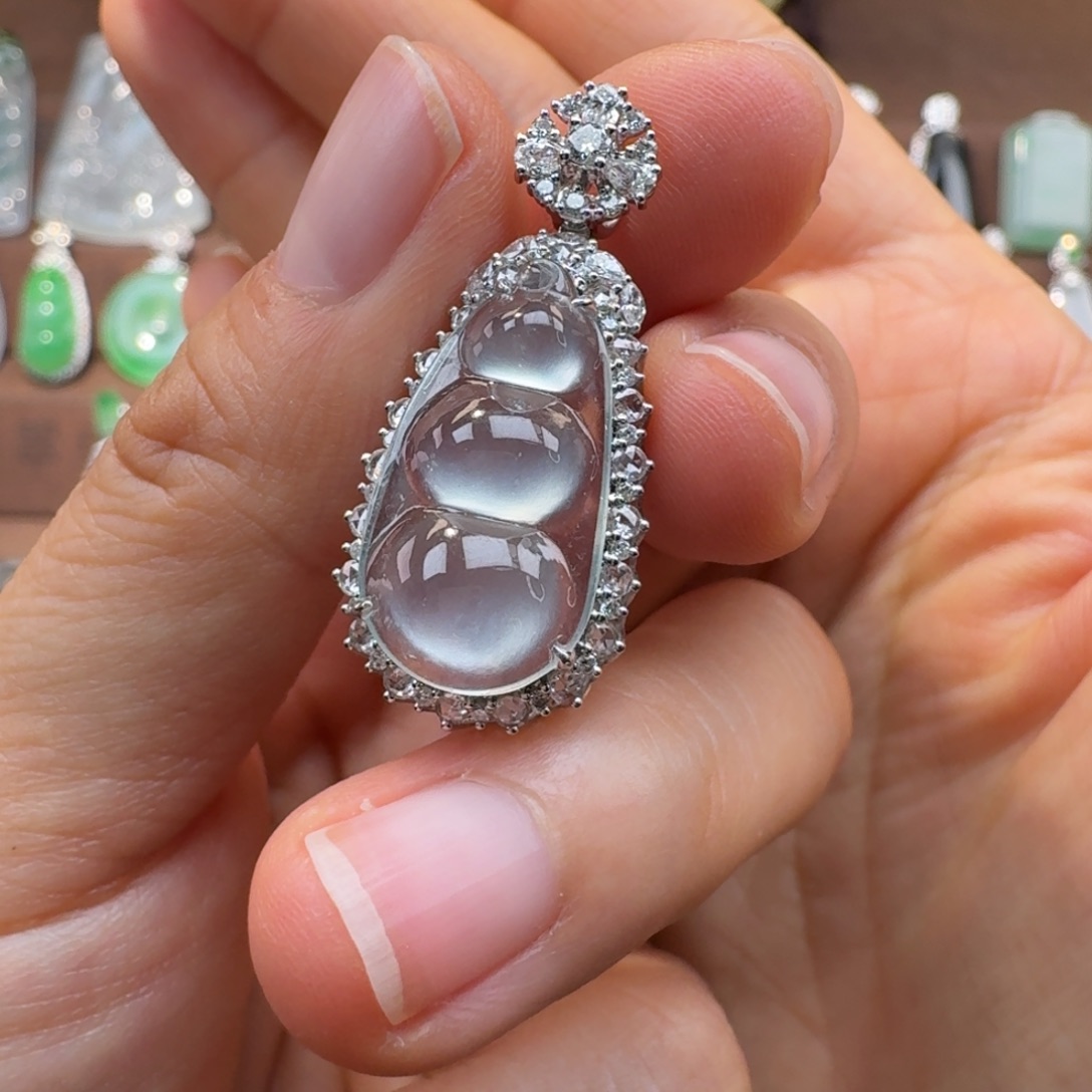 翡翠18K金镶嵌吊坠(赠链)玻璃种钢光福豆