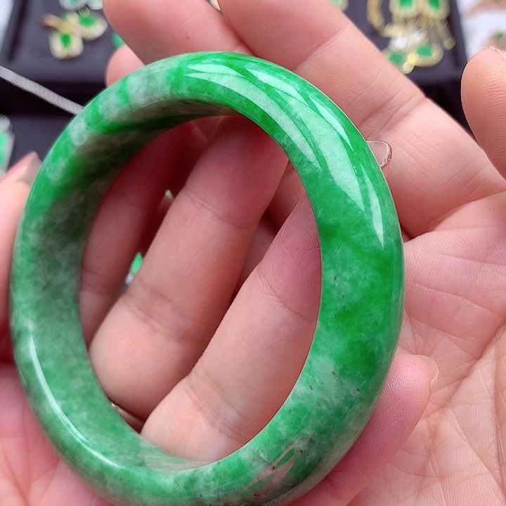 翡翠手镯未镶嵌翡翠