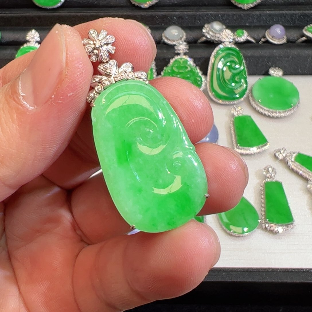 翡翠吊坠(不含链)18K金镶嵌