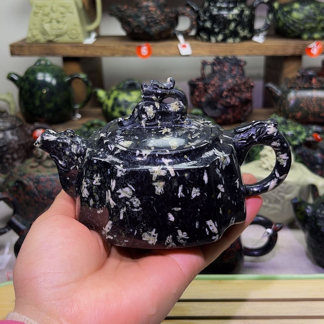 懂***儿梅花石安山玉精品壶
