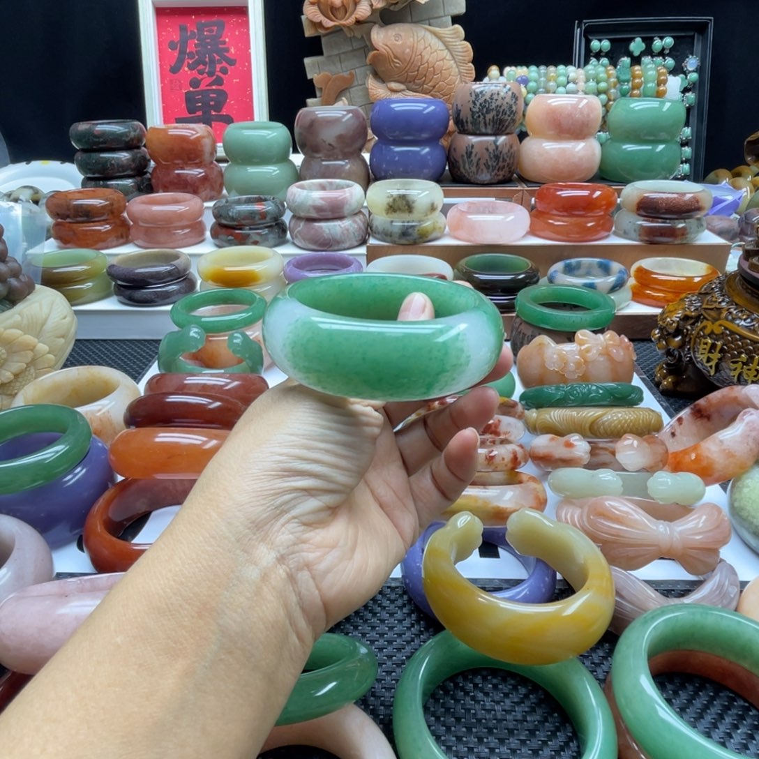 红***豆石英岩玉未镶嵌手镯