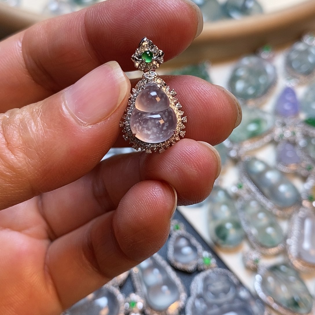 翡翠18K金镶嵌颈饰葫芦