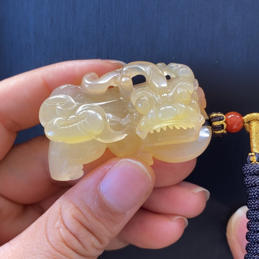 石英质玉（黄龙玉）颈饰未镶嵌