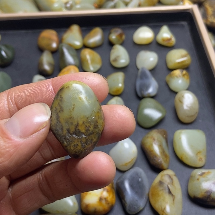 温***玉和田玉（糖玉）未镶嵌珠宝奇石