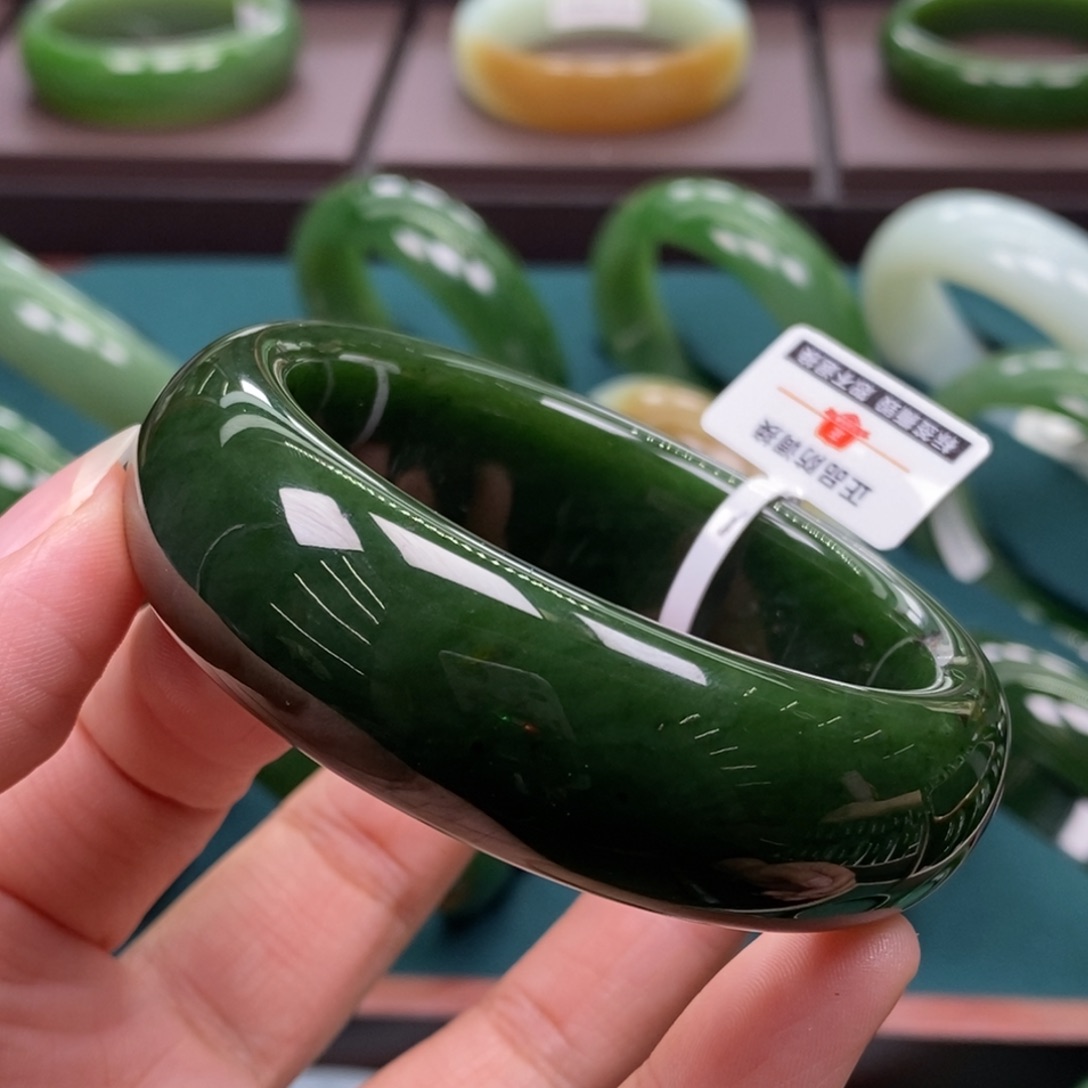 和田玉（碧玉）未镶嵌手镯