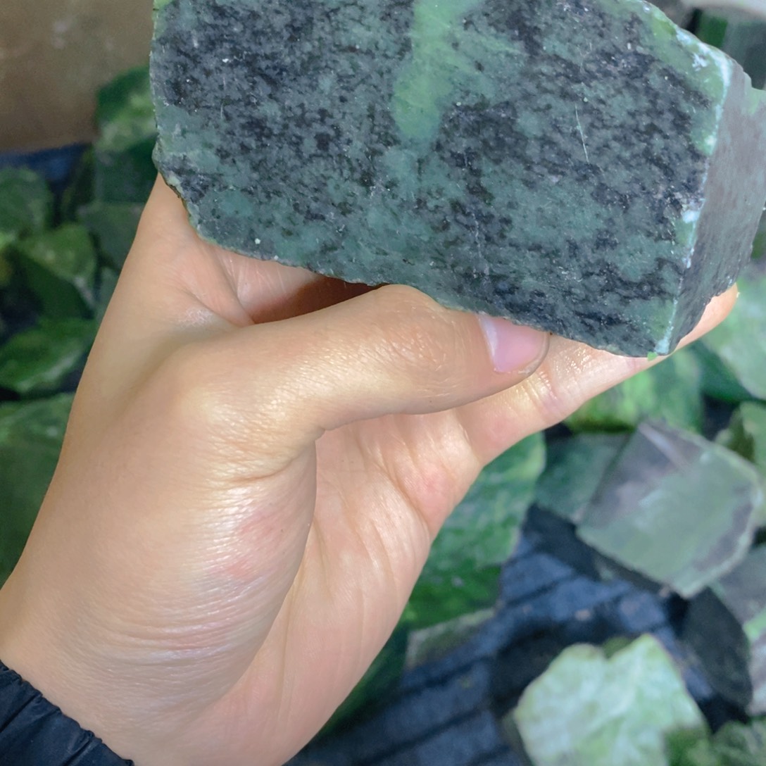 与***N和田玉未镶嵌珠宝半成品