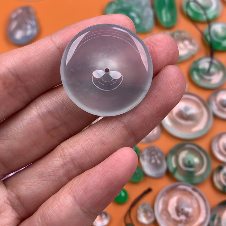 翡翠挂件未镶嵌….