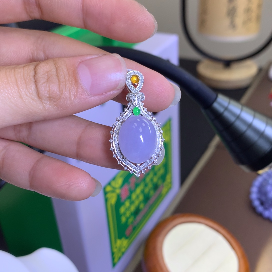 翡翠颈饰18K金镶嵌翡翠