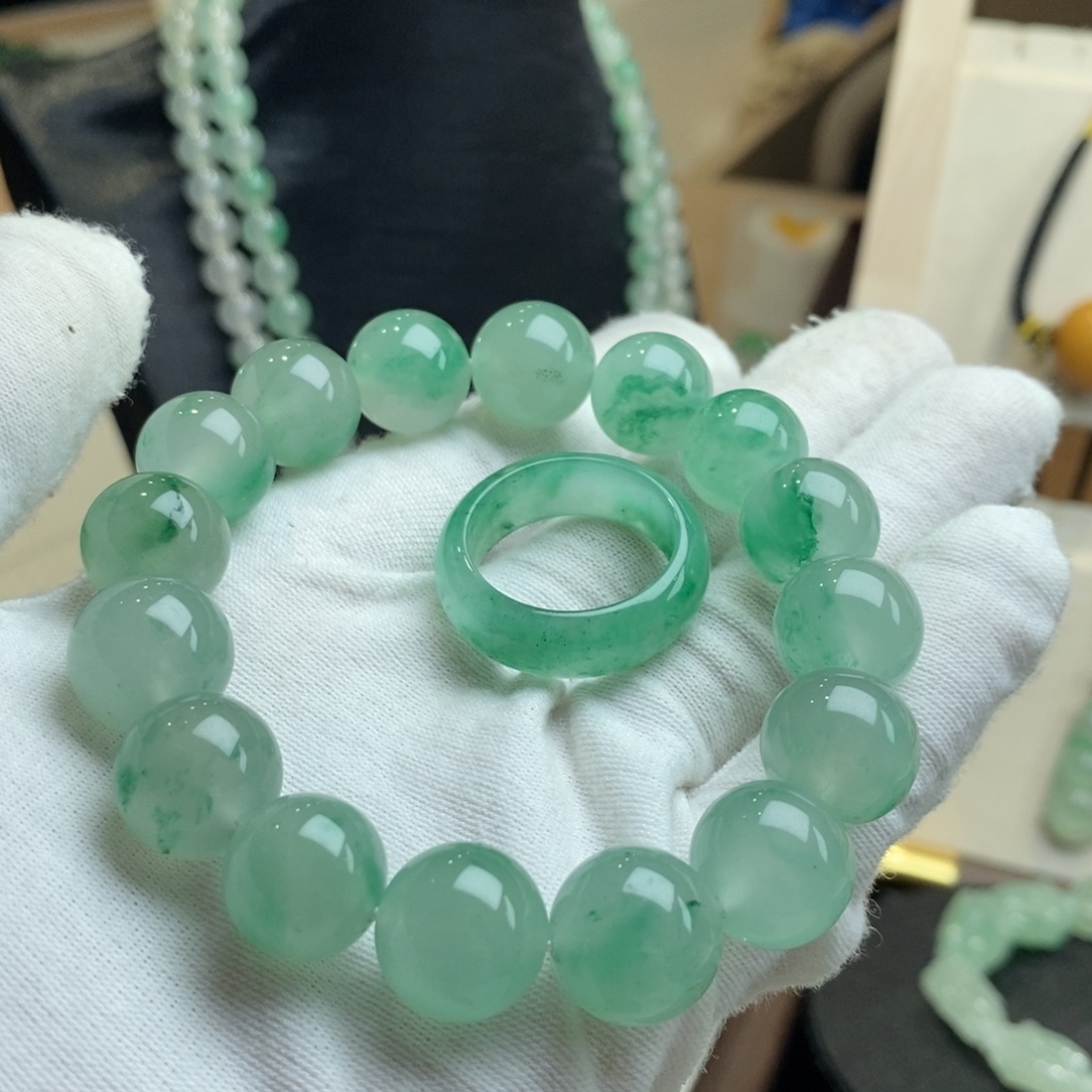 石英质玉未镶嵌颈饰