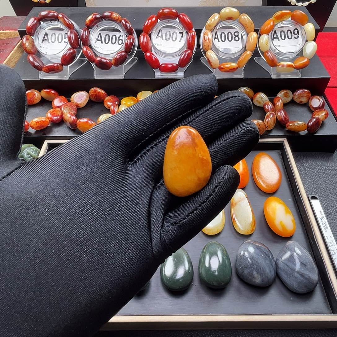 和田玉未镶嵌吊坠(赠链)