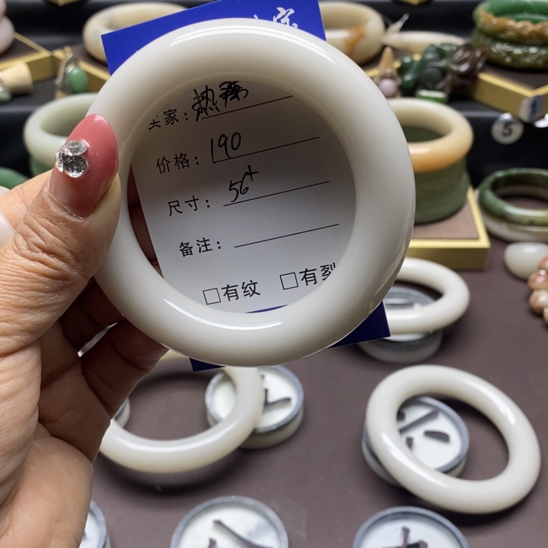 热***上石英岩玉未镶嵌手镯