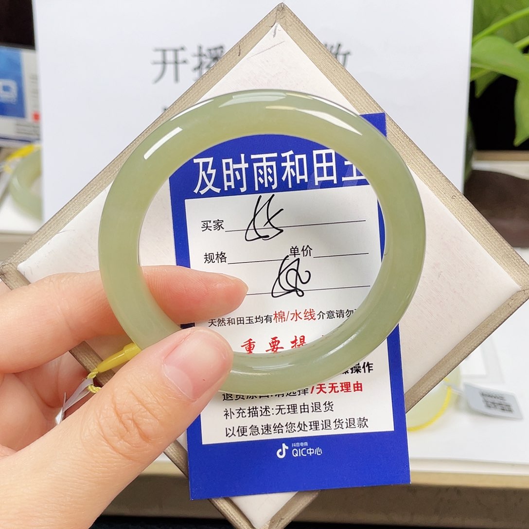 和田玉手镯未镶嵌