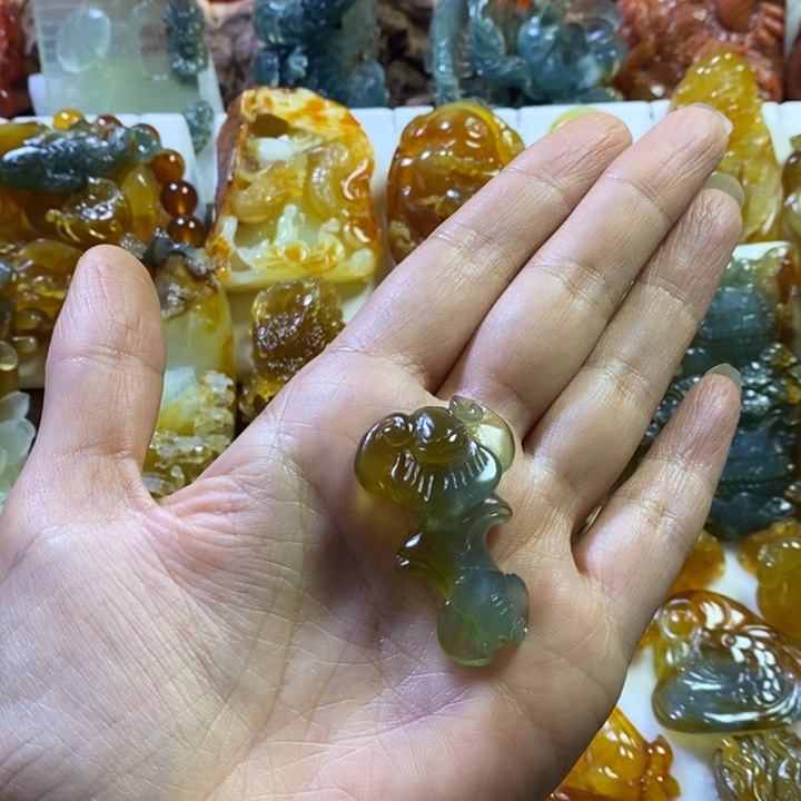 蛇纹石玉未镶嵌颈饰