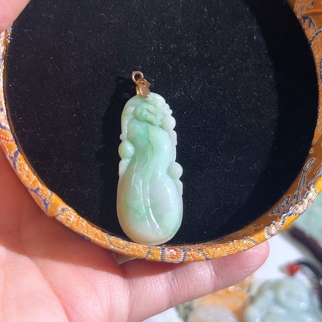 翡翠未镶嵌颈饰翡翠飘绿