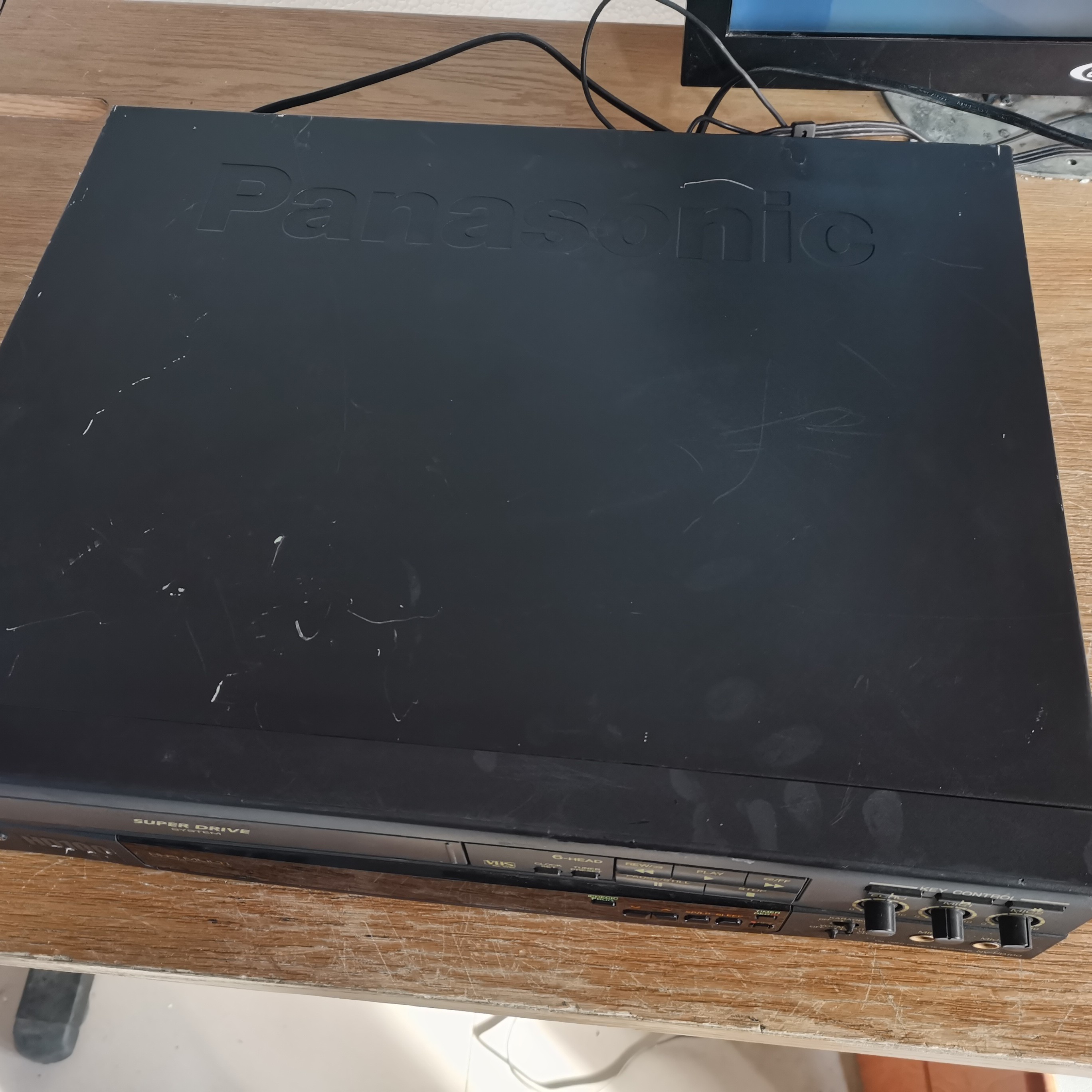 8新  100录像机上盖有划痕播放按键有点小问题不影响使用运费自理