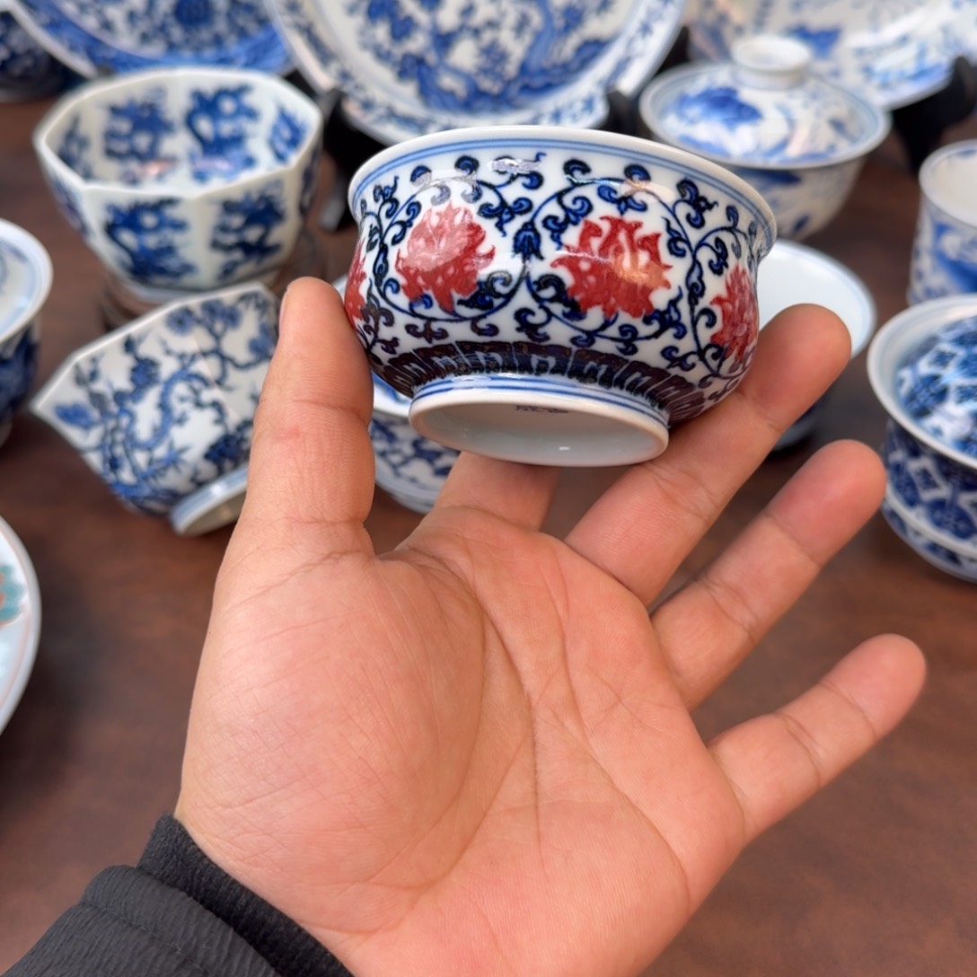 陶摆件釉里红缠枝莲