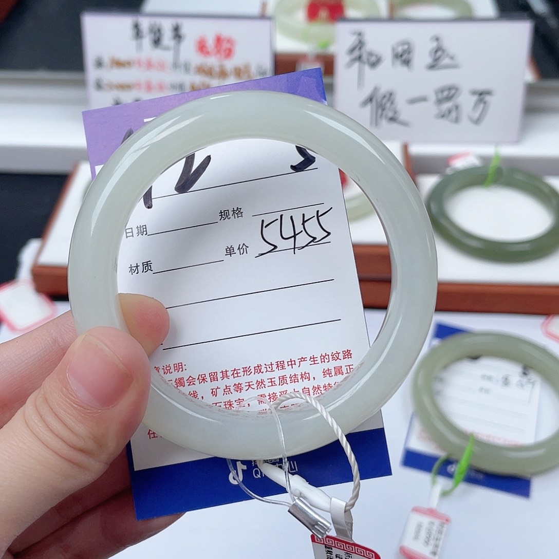 和田玉手镯未镶嵌