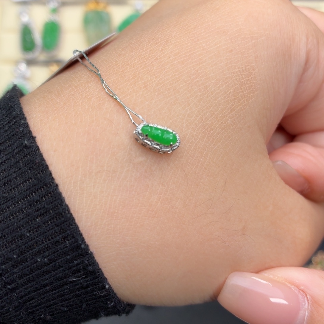 翡翠18K金镶嵌颈饰