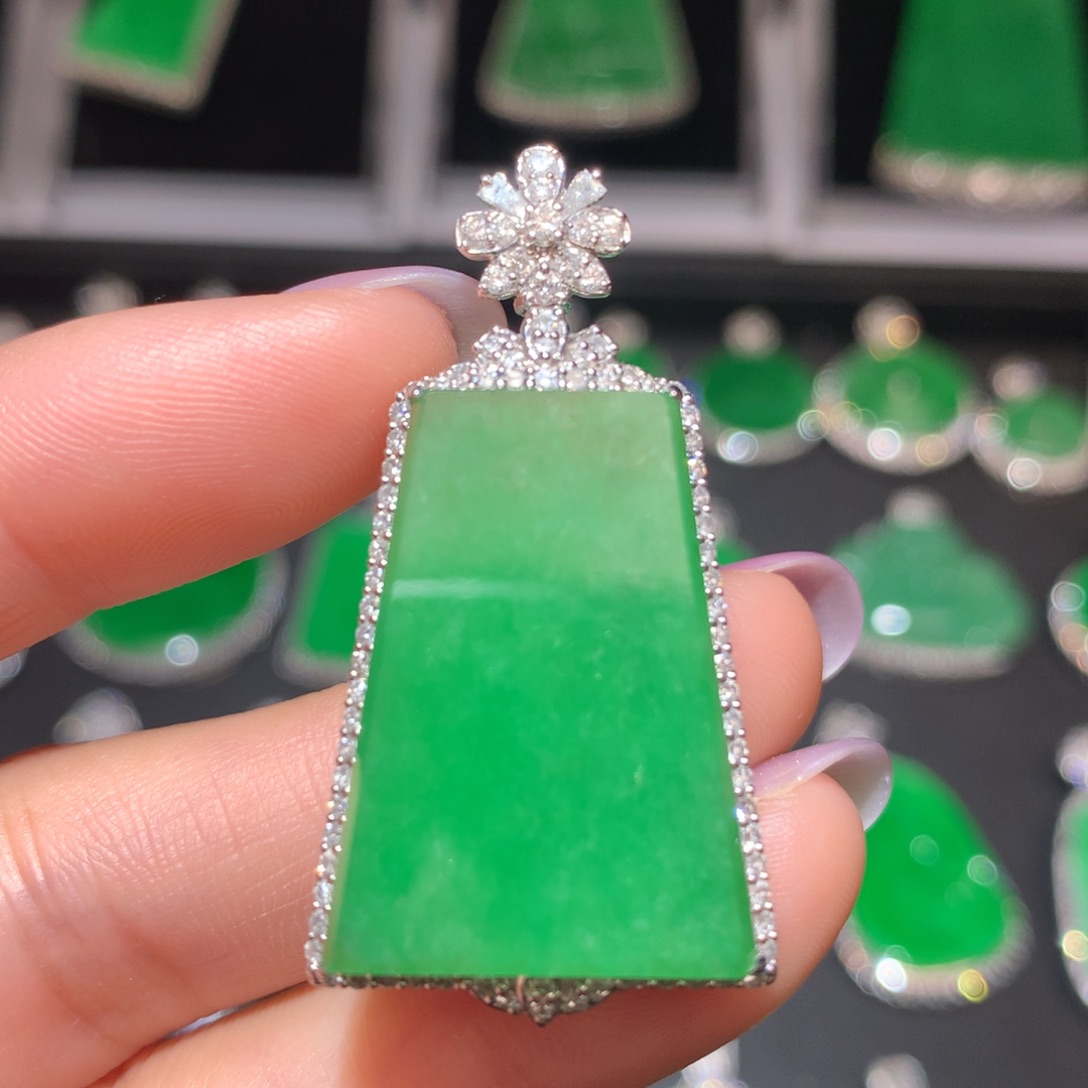 翡翠颈饰18K金镶嵌翡翠