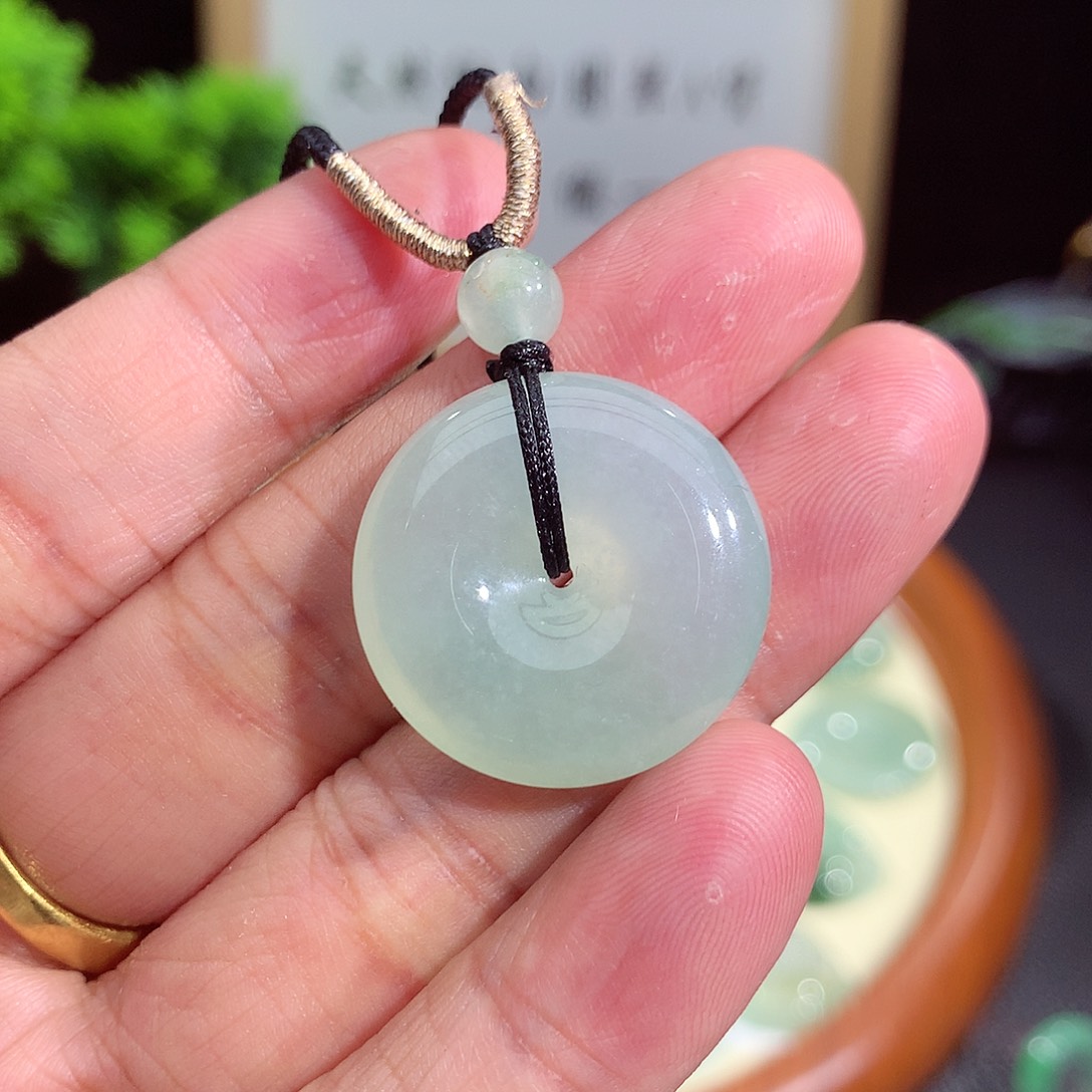 翡翠未镶嵌颈饰平安扣