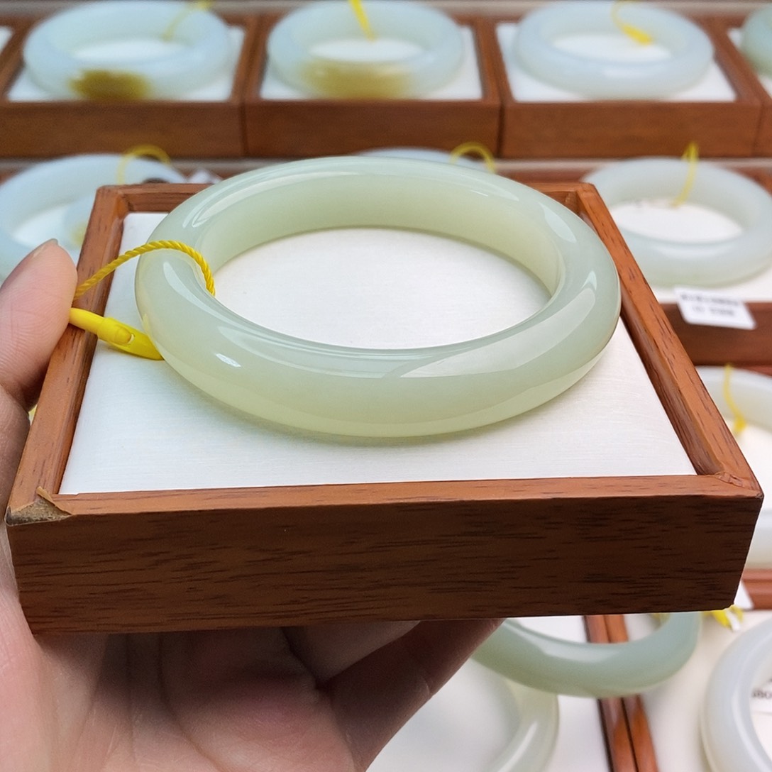 和田玉未镶嵌手镯财****鲤