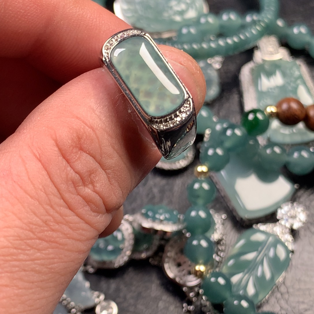 翡翠未镶嵌颈饰马鞍