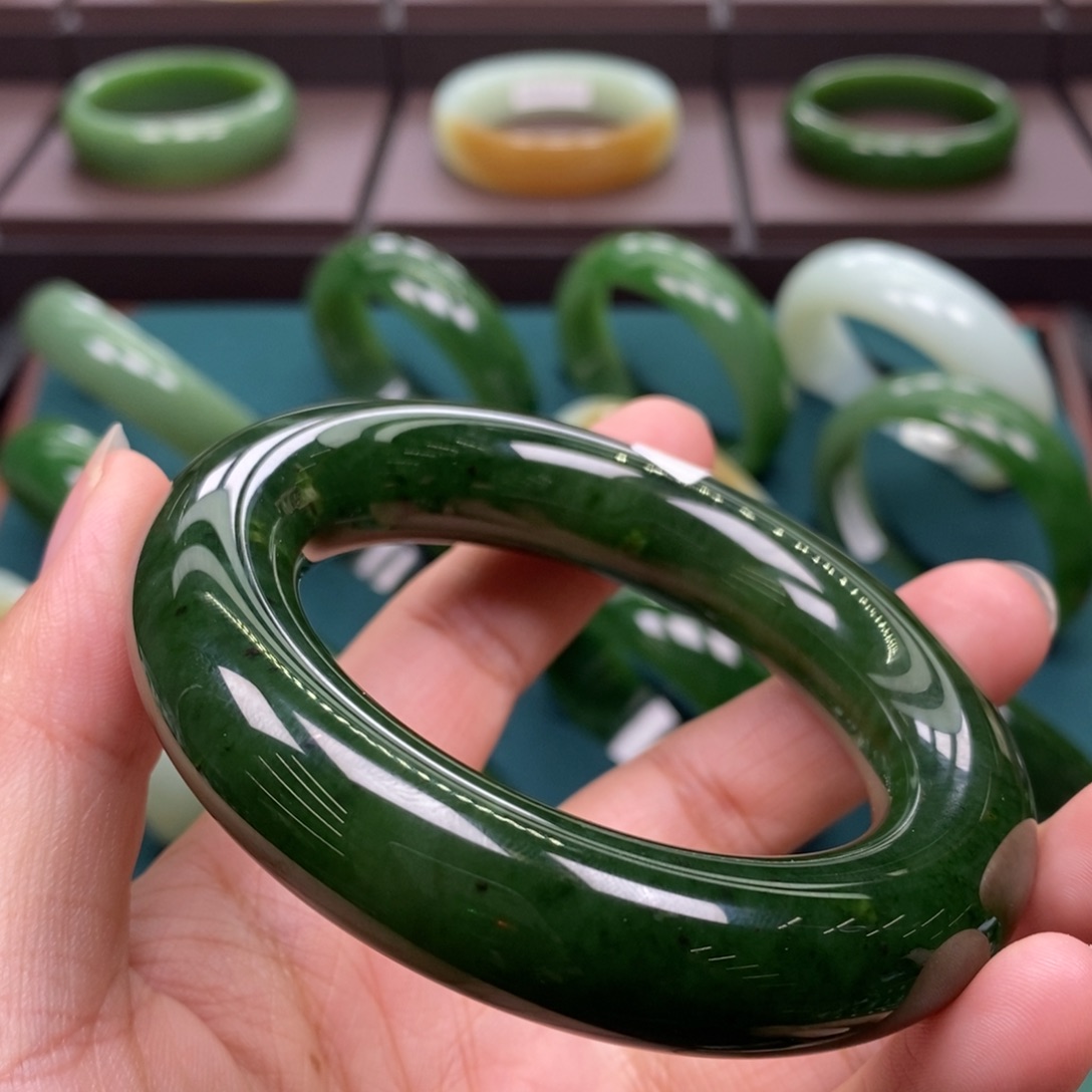 和田玉（碧玉）未镶嵌手镯