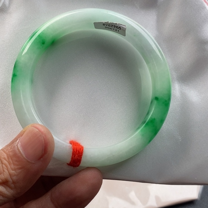 S****蝶以实物为准，拍哪个发哪个