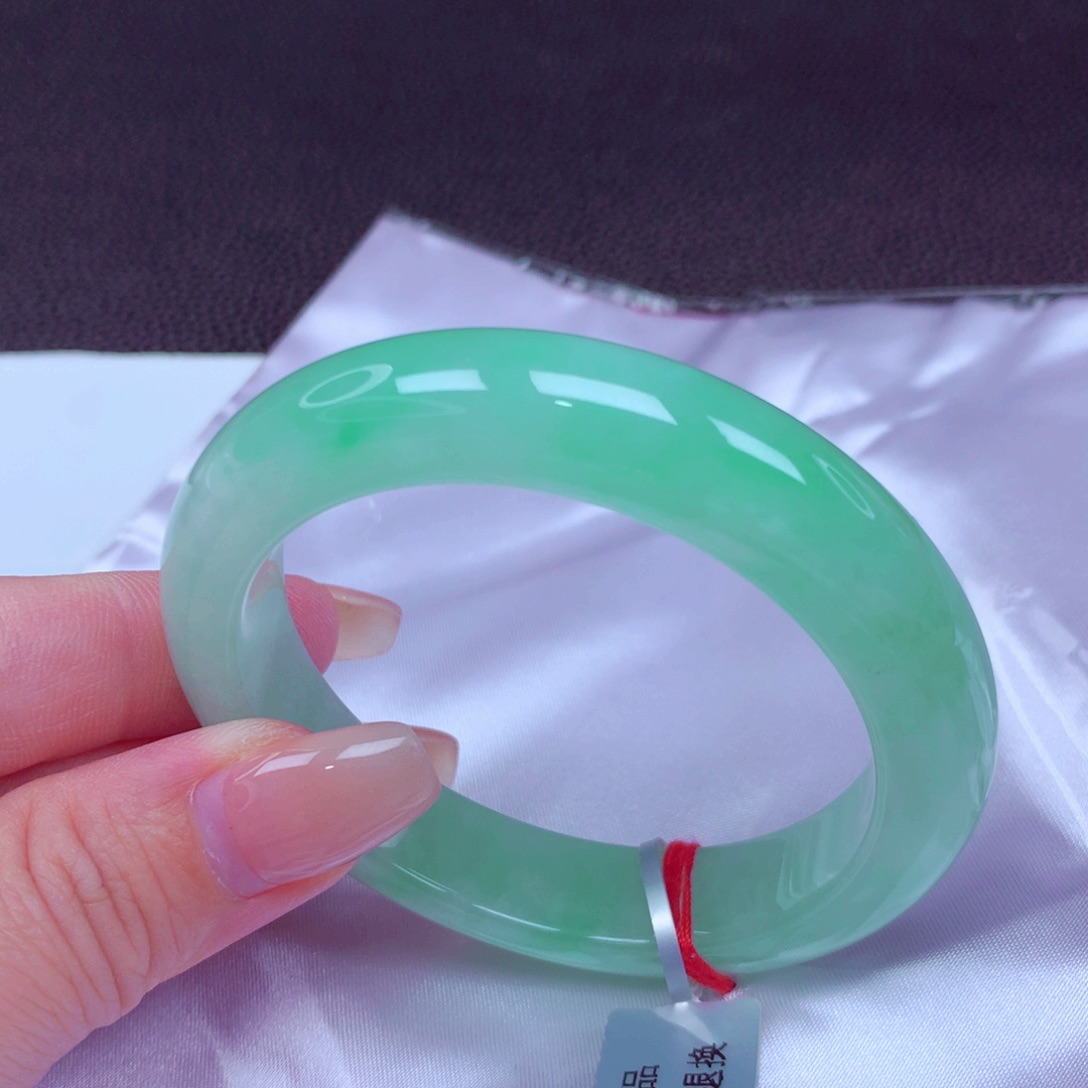 翡翠手镯未镶嵌手镯