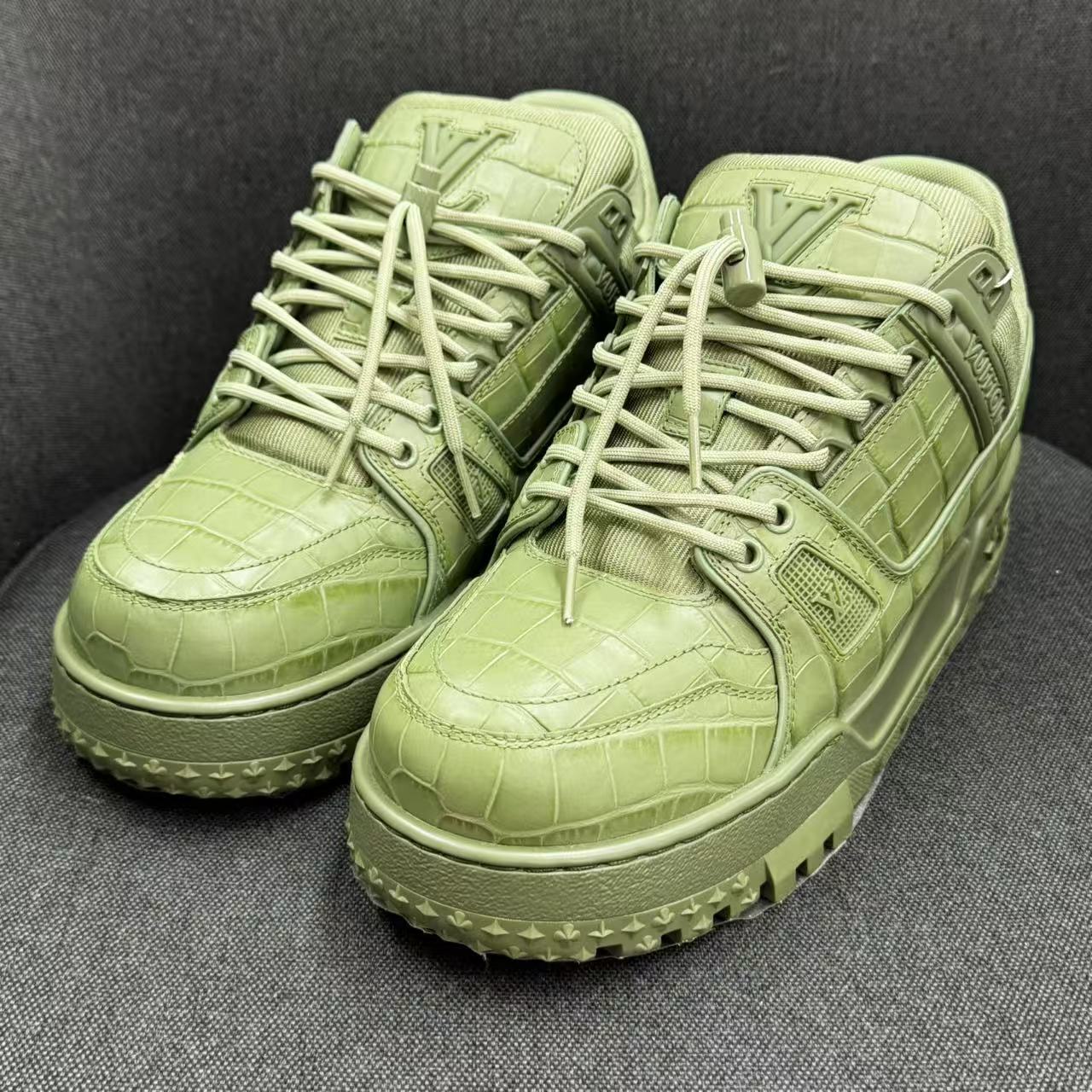 全新未使用 LouisVuitton/路易威登 军绿色鳄鱼纹胖丁trainer奢鞋