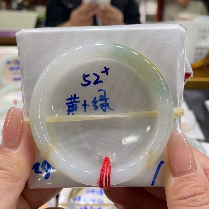 翡翠手镯未镶嵌翡翠