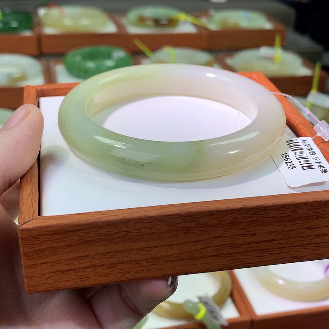 和田玉未镶嵌手镯57.6粉翠