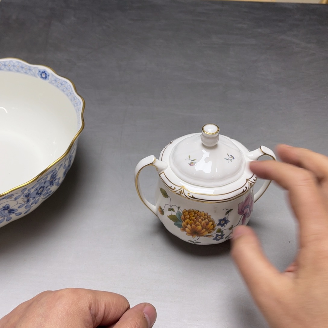 瓷片L****?密密麻麻地排列着一个