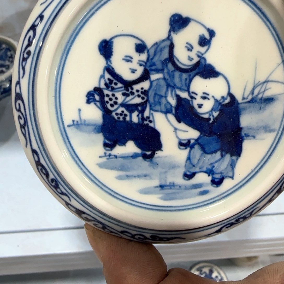 瓷片瓷器上还有两条长线上镌刻