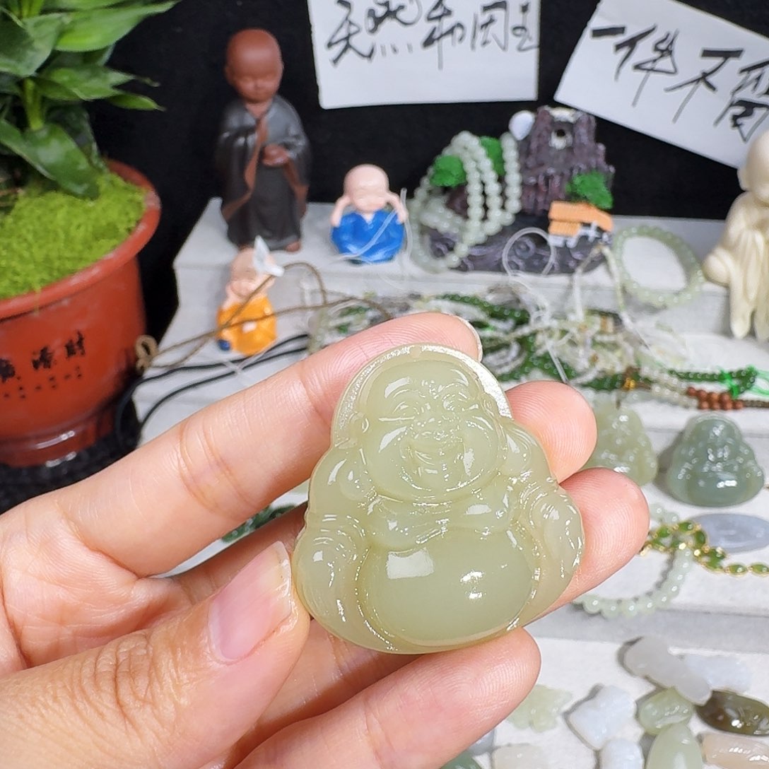 茉***茶和田玉未镶嵌颈饰