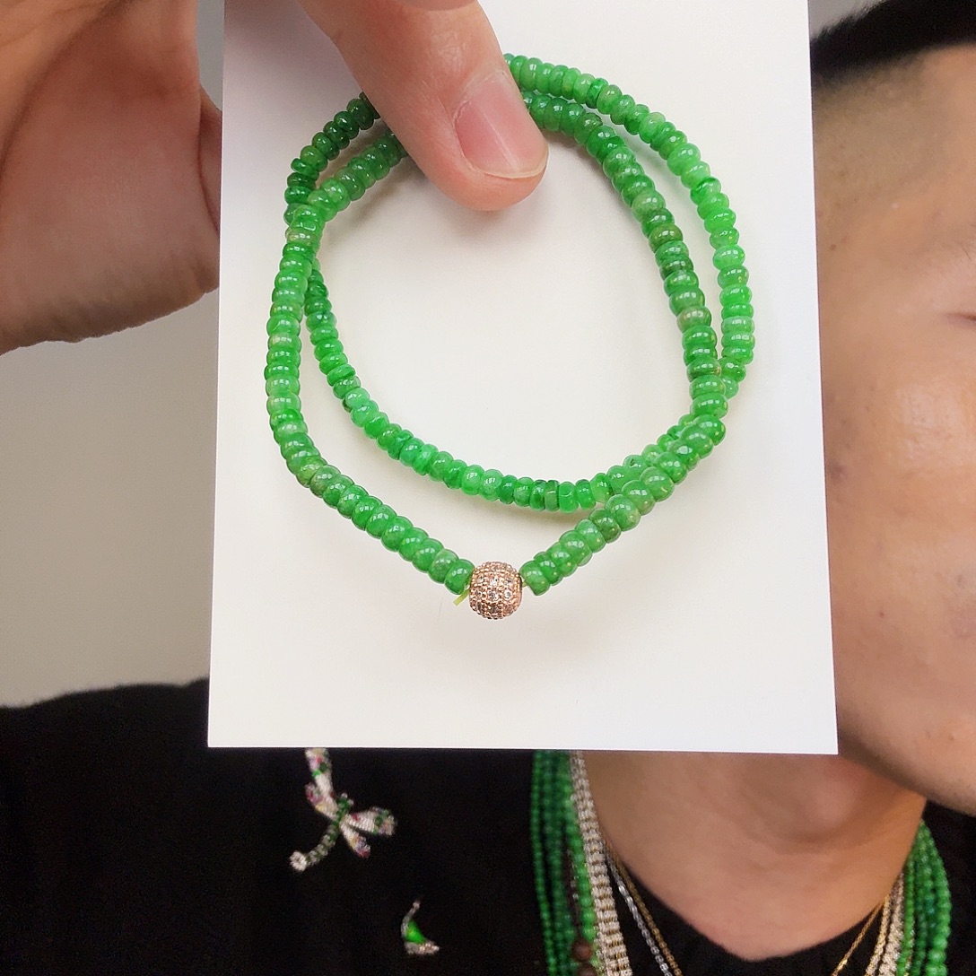 翡翠未镶嵌颈饰一件