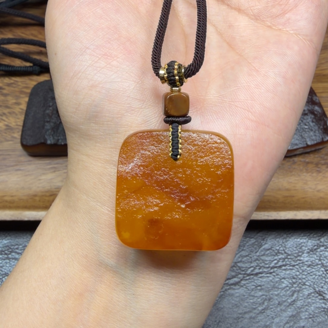 琥珀未镶嵌吊坠(赠链)